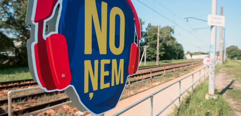 Pie sliedēm - noņem austiņas